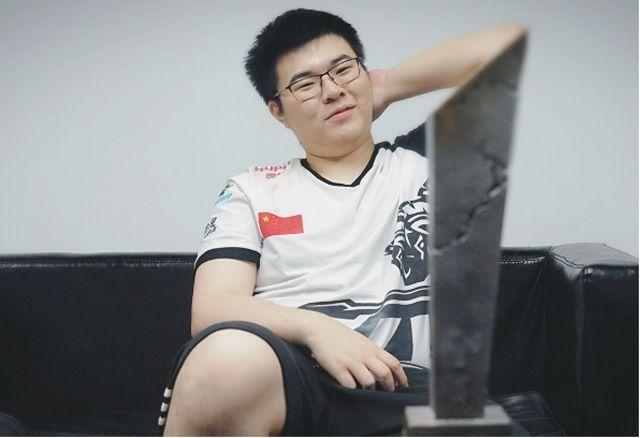 封烟呢？荷甲阿贾克斯vs格罗宁根因为烟雾太大被终止